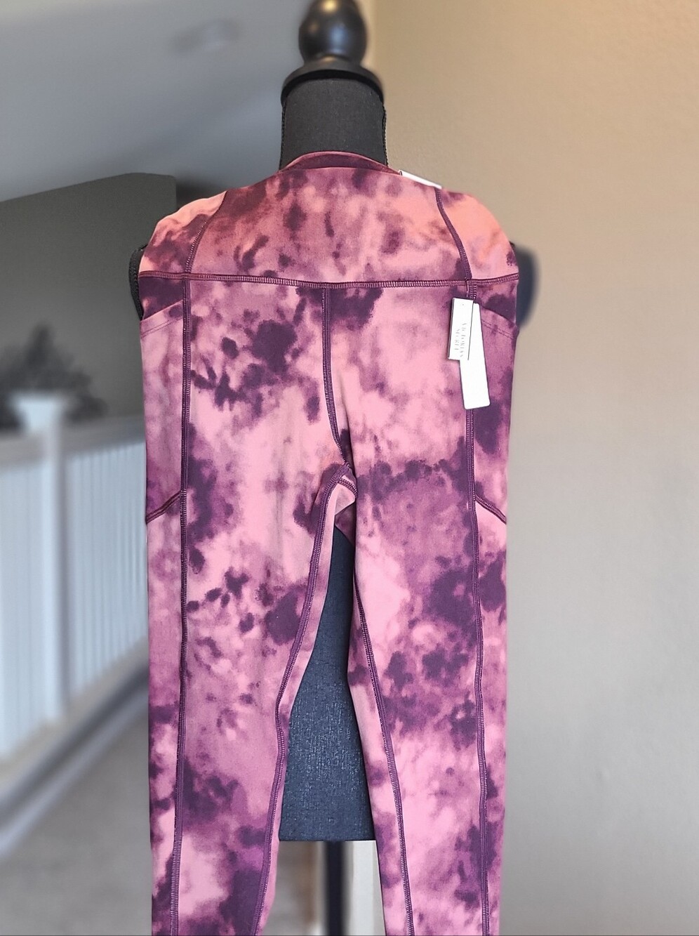 Victoria's Secret Maroon and Mauve Tie-Dye Leggings Size 6 with 7/8 Length